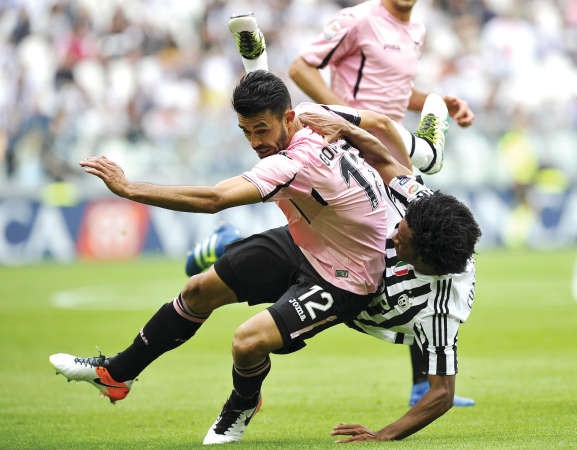 صراع على الكرة بين لاعب يوفنتوس كوادرادو ولاعب باليرمو غونزاليز رويترز ﻿