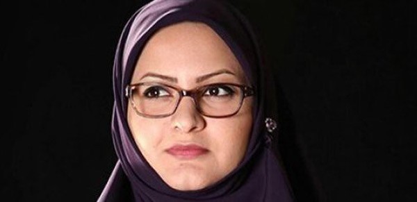 إيرانية صافحت "رجلاً غريباً" خلال رحلة خارجية مهددة بفقدان مقعدها في البرلمان.. هل تساعدها قفازاتها؟