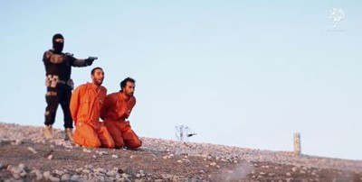 شاهد.. داعش يتفنن باعدام 8 عراقيين بوسائل وحشية !