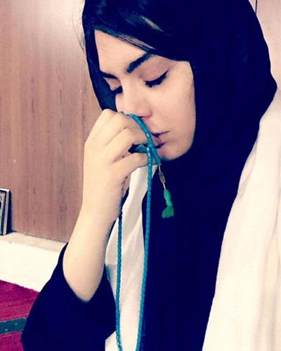 بالفيديو والصور.. قمر ترتدي الحجاب وتنهار مع ابنها وشقيقتها أمام قبر والدتها