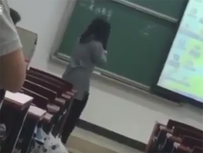 بالفيديو.. معلم يجبر طالبة على تحطيم هاتفها المحمول