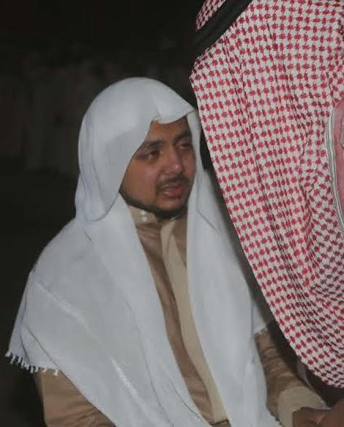 صور مؤثرة لنجل الشيخ محمد أيوب وهو يبكي في عزاء والده