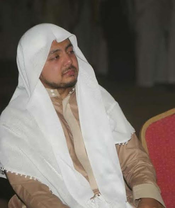 صور مؤثرة لنجل الشيخ محمد أيوب وهو يبكي في عزاء والده