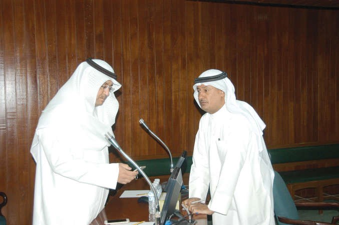 عادل الميع ومشعل الجويسري خلال الجلسة﻿