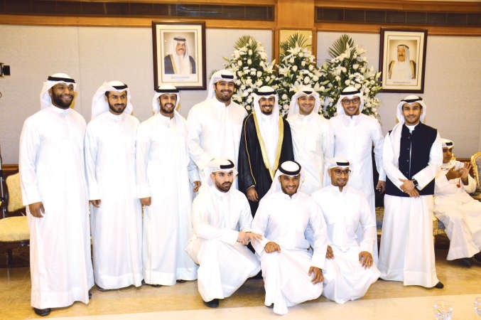 المعرس يوسف رعد السابج متوسطا الاصدقاء في لقطة تذكارية﻿