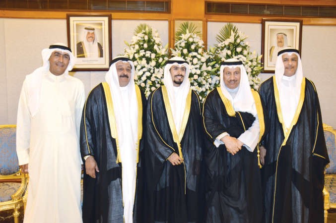 سمو الشيخ جابر المبارك يهنئ المعرس ووالده رعد السابج ووالد العروس حسن تيفوني ومؤيد السابج
﻿