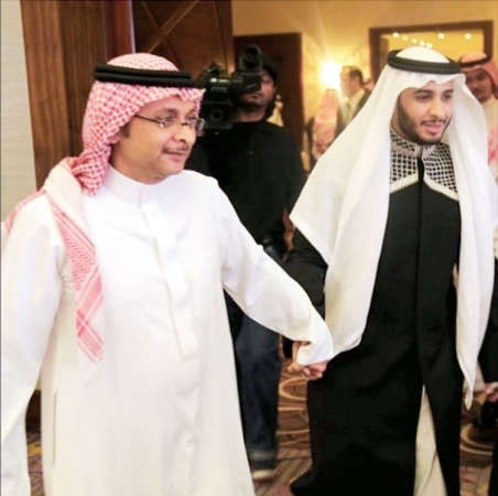 عبدالمجيد عبدالله وابنه اثناء حفل الزواج﻿