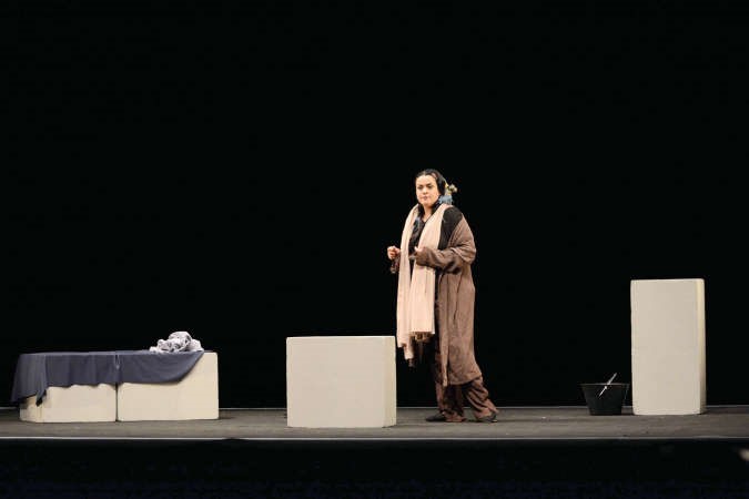 مشهد من المسرحية القطرية السجينة﻿