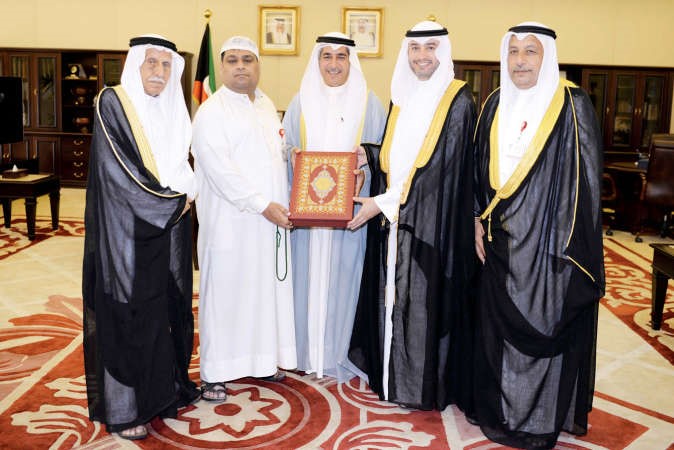 رئيس مجلس الامة بالانابة معادل الخرافي خلال استقباله الوفد العراقي المشارك في جائزة الكويت الدولية لحفظ القران