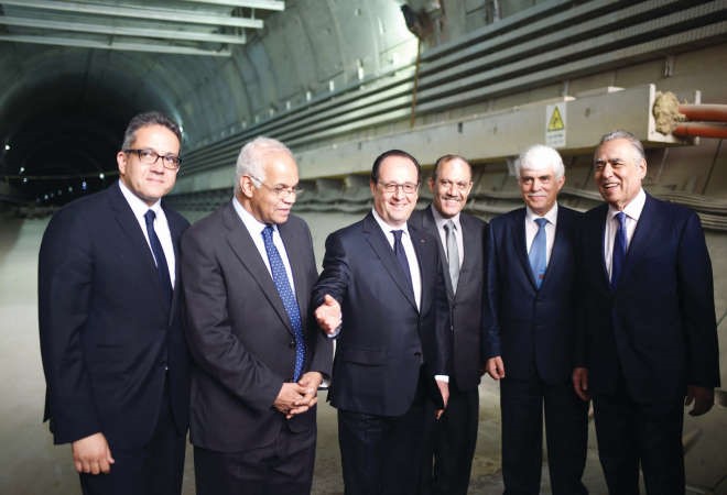  الرئيس الفرنسي متجولا في محطة مترو هارون بمصر الجديدة افپ