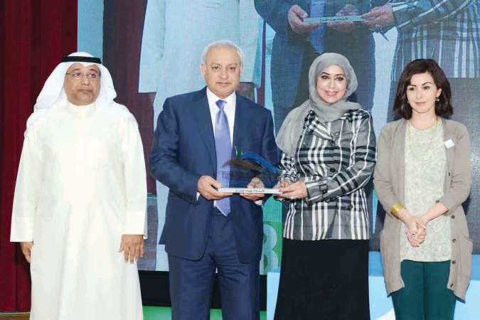 د بدر العيسى والشيخة الزين الصباح يكرمان احدى المشاركات ﻿