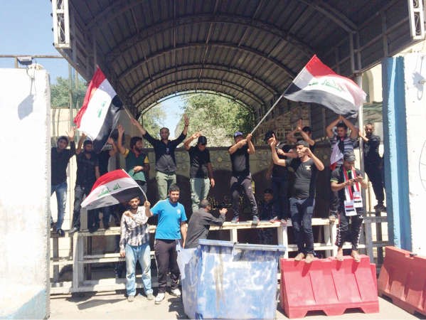محتجون من انصار التيار الصدري يغلقون مدخل وزارة الاتصالات في بغداد امس 	اپ ﻿