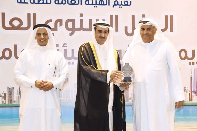ديوسف العلي مكرما احد موظفي هيئة الصناعة في حضور المدير العام للهيئة العامة للصناعة بالتكليف محمد العجمي﻿