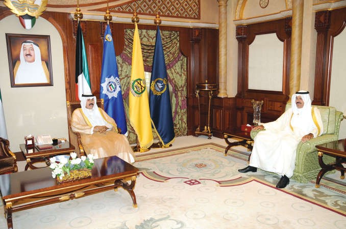 سمو ولي العهد الشيخ نواف الاحمد خلال استقباله محافظ حولي الشيخ احمد النواف﻿