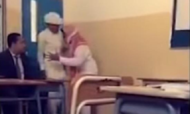 شاهد.. مقطع فيديو لطلاب يسخرون من معلمهم الوافد يثير استياء شديداً