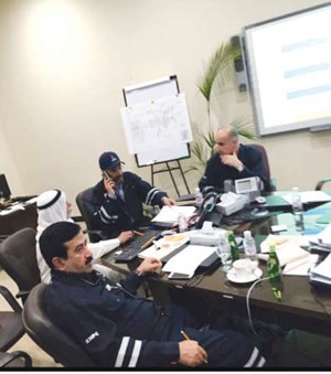 خالد العسعوسي مع نزار العدساني ومحمد المطيري خلال اليوم الاول من الاضراب لمتابعة اداء المصافي