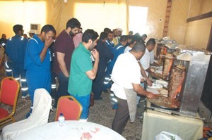 شاروما للمضربين خلال الغداء 