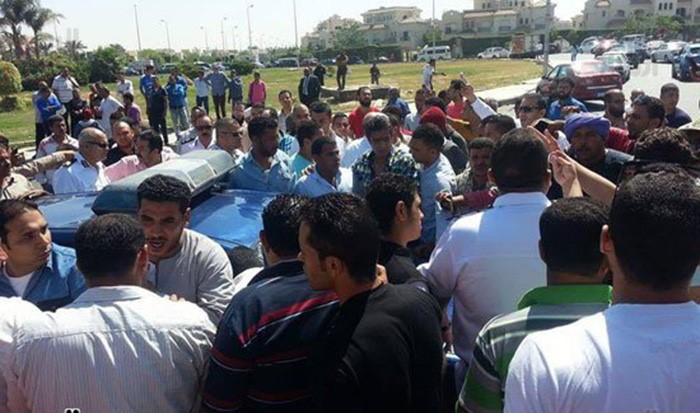 بالفيديو والصور.. أمين شرطي مصري يقتل عاملين بسلاحه الآلي.. والسبب كوب شاي!