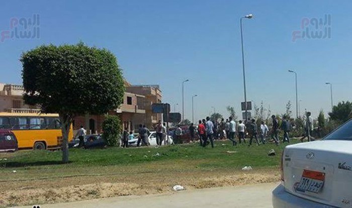بالفيديو والصور.. أمين شرطي مصري يقتل عاملين بسلاحه الآلي.. والسبب كوب شاي!