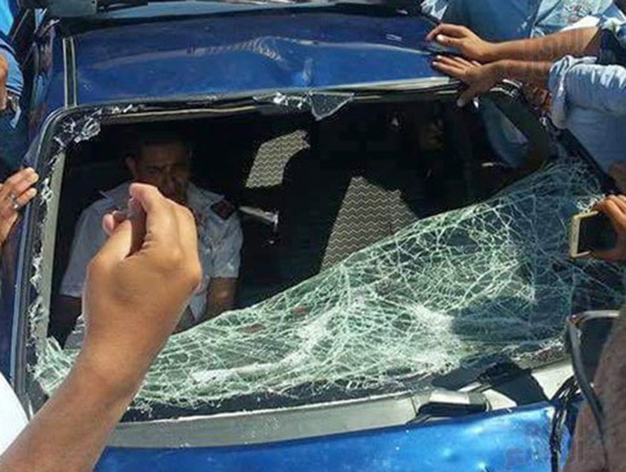 بالفيديو والصور.. أمين شرطي مصري يقتل عاملين بسلاحه الآلي.. والسبب كوب شاي!