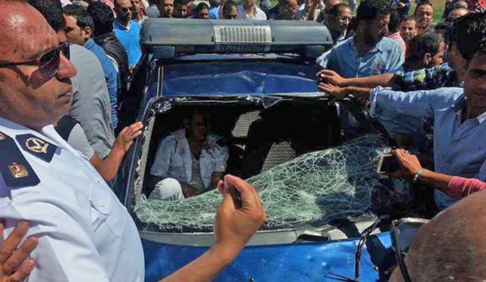بالفيديو والصور.. أمين شرطي مصري يقتل عاملين بسلاحه الآلي.. والسبب كوب شاي!