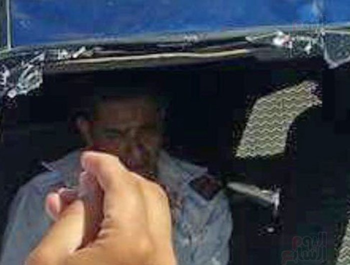 بالفيديو والصور.. أمين شرطي مصري يقتل عاملين بسلاحه الآلي.. والسبب كوب شاي!