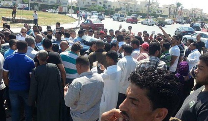 بالفيديو والصور.. أمين شرطي مصري يقتل عاملين بسلاحه الآلي.. والسبب كوب شاي!