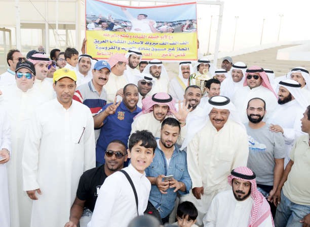 الشيخ احمد النواف مع الفائزين بالالقاب والكؤوس 