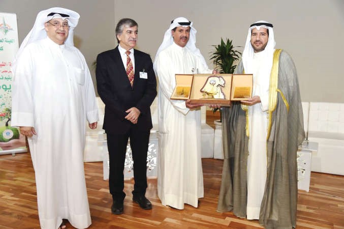 داحمد الاثري يكرم الشيخ عبدالله الاحمد بحضور دجاسم الانصاري﻿