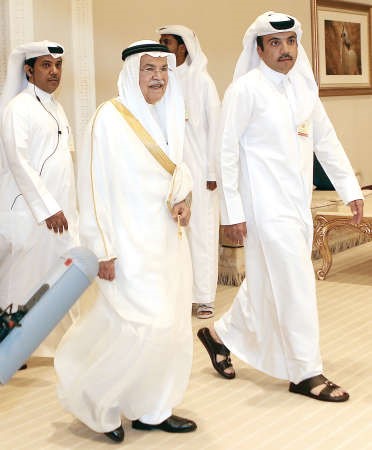 علي النعيمي اثناء وصوله الى اجتماع الدوحة الاحد الماضيافپ﻿