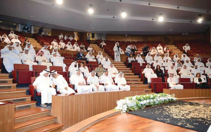 الغانم متوسطا احمد لاري وسعد الخنفور وفيصل الشايع واحمد القضيبي وم عادل الخرافي وحضور الحلقة النقاشية﻿