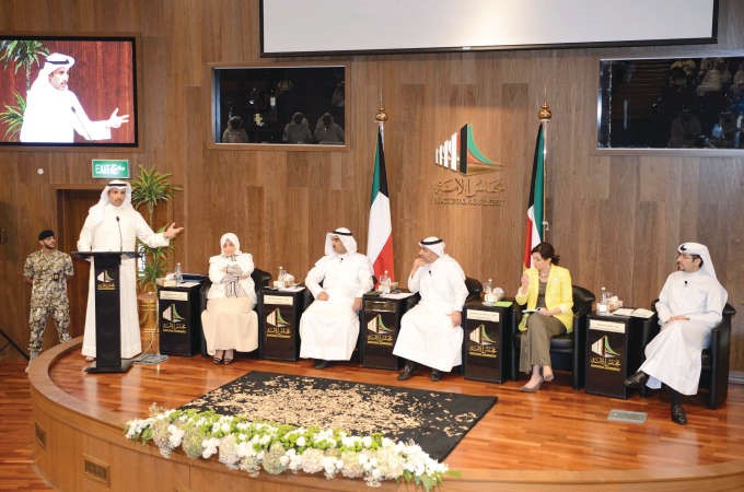 رئيس مجلس الامة مرزوق الغانم متحدثا خلال الندوة ويبدو عبدالعزيز اللوغاني والشيخة الزين الصباح وديوسف العلي وهند الصبيح﻿