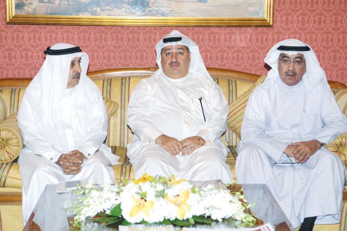 الزميل د عماد بوخمسين متوسطا ناصر العثمان والزميل عدنان الراشد قاسم باشا

