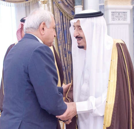 خادم الحرمين الشريفين الملك سلمان بن عبدالعزيز مستقبلا دبدر العيسى ﻿