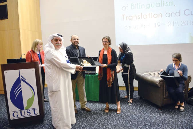تكريم احد المشاركين في البرنامج﻿