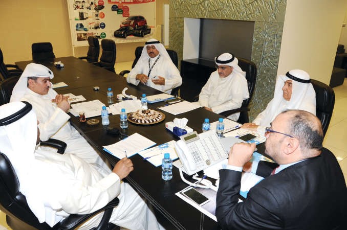 الزميلان حسين الرمضان واسامة دياب مع ضيوف الندوة﻿