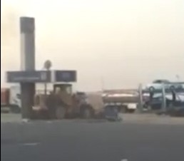 بالفيديو.. سرقة ماكينة صراف آلي بجرار زراعي في السعودية