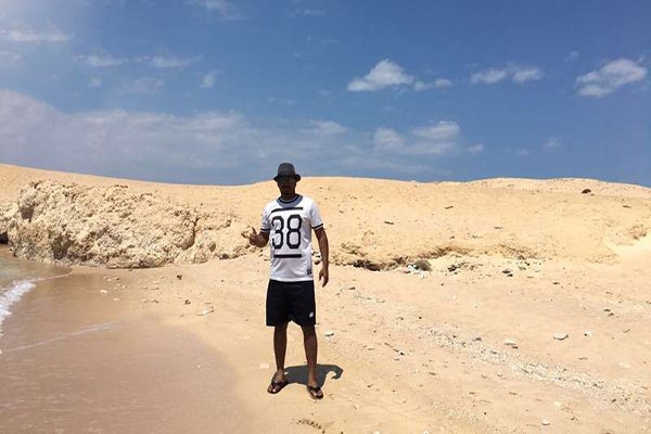 بالصور.. سعودي  يزور جزيرة تيران وهذا ماشاهده 