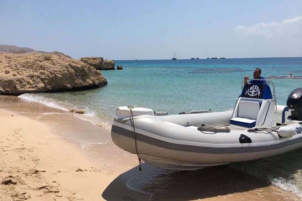 بالصور.. سعودي  يزور جزيرة تيران وهذا ماشاهده 