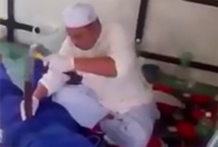 بالفيديو.. مغردون يتندرون بمعالج شعبي في السعودية "يسمكر" ظهور المرضى بالمطرقة والحديد !