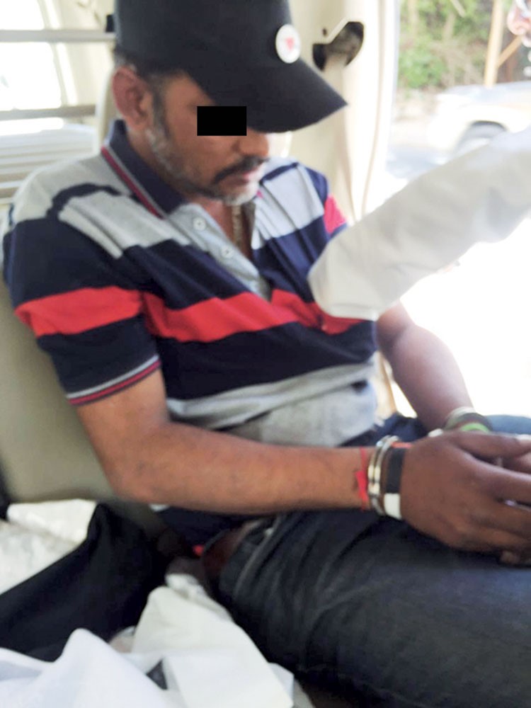 تفتيش احد المشتبه بهم ﻿