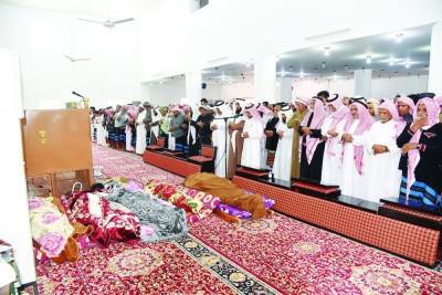 تشييع 4 طالبات وسائقهن بعدما توفوا غرقاً في سيل أحد أودية عسير في السعودية