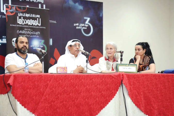 جانب من المؤتمر الصحافي للعرض المسرحي الفرنسي رائحة القهوة