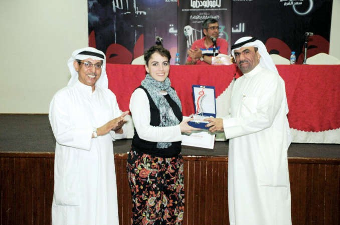 رئيس المهرجان جمال اللهو ورئيس المركز الاعلامي الزميل مفرح الشمري يكرمان ارينا