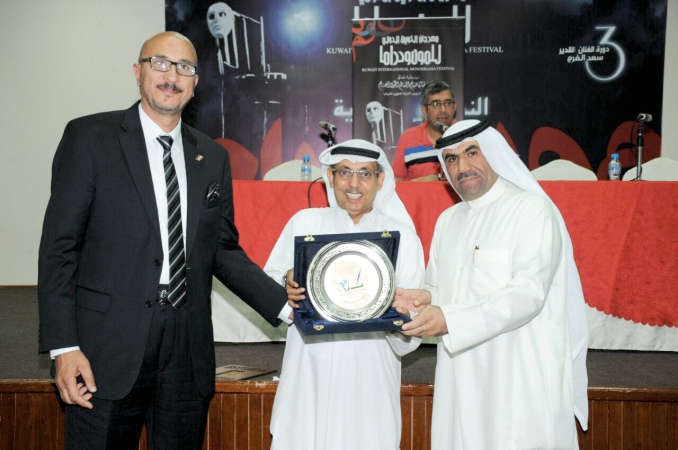 دابراهيم فهمي مكرما رئيس المهرجان جمال اللهو