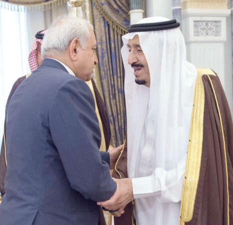 خادم الحرمين الشريفين الملك سلمان بن عبدالعزيز خلال استقباله دبدر العيسى اول من امس﻿