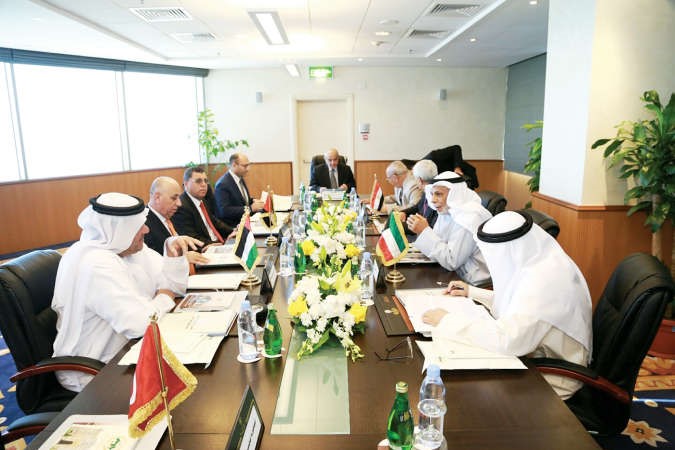 المستشار يوسف المطاوعة والمستشار محمد بن ناجي خلال الاجتماع ﻿