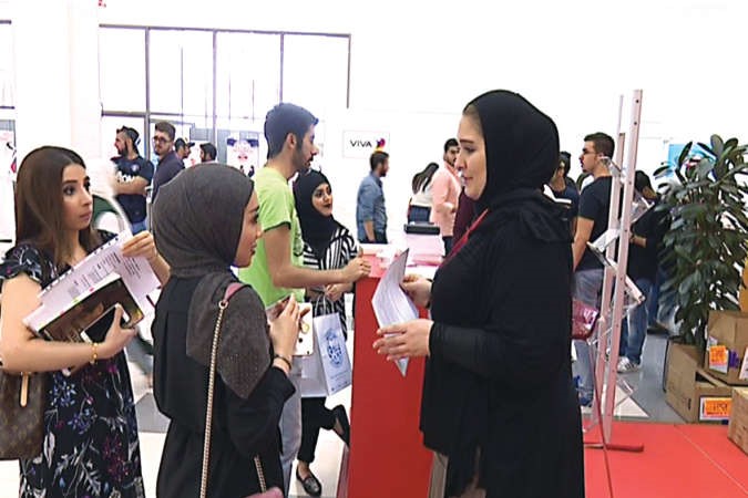 جانب من الطلبة يستمعون لشرح عن الية التوظيف﻿