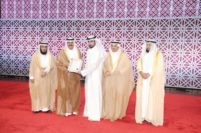 سمو نائب الامير الشيخ نواف الاحمد يكرم احد الفائزين من الكويت