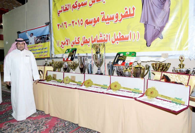 الشيخ عبدالله السلمان والى جانبه انجازات الموسم المنتهي﻿